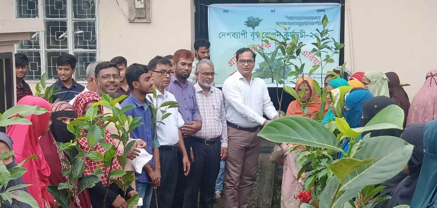 কোম্পানীগঞ্জে গ্রামীণ ব্যাংকের শিক্ষাবৃত্তি ও চারাগাছ বিতরণ